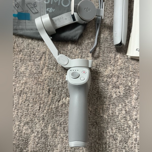 DJI OM 4 - Handheld 3-Axis Smartphone Gimbal Stabilizer - Picture 2 of 7